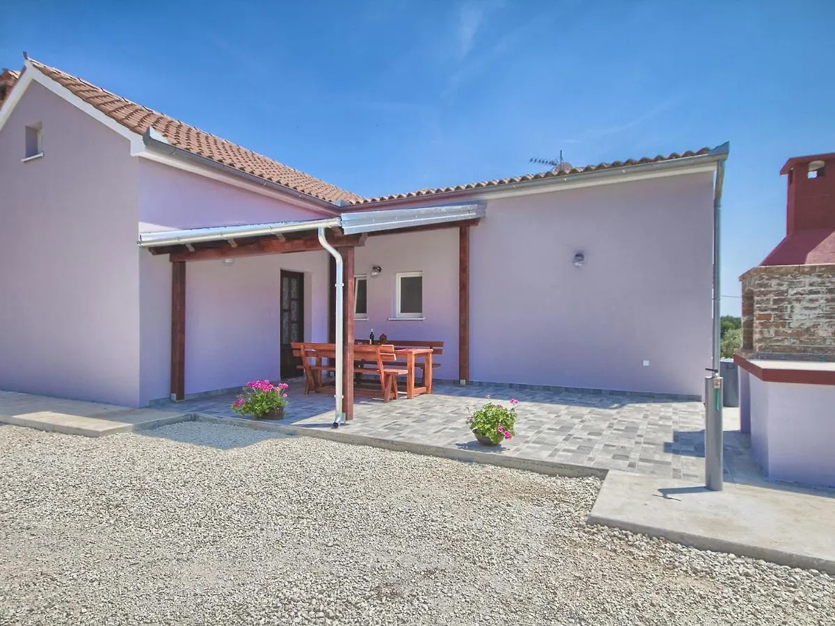 Spacious Holiday Home In Valtura With Garden Liznjan