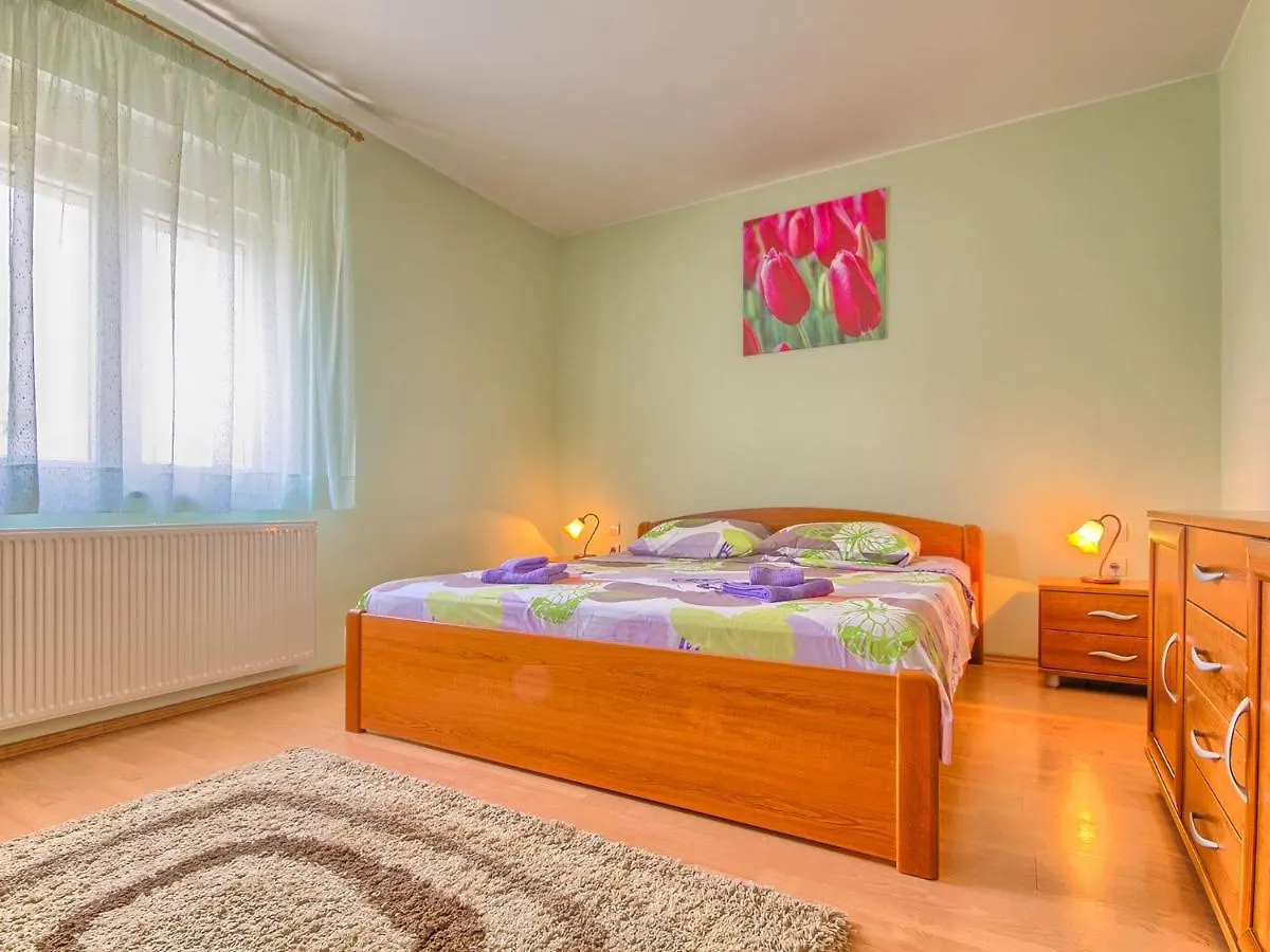 Spacious Holiday Home In Valtura With Garden Liznjan 0*,