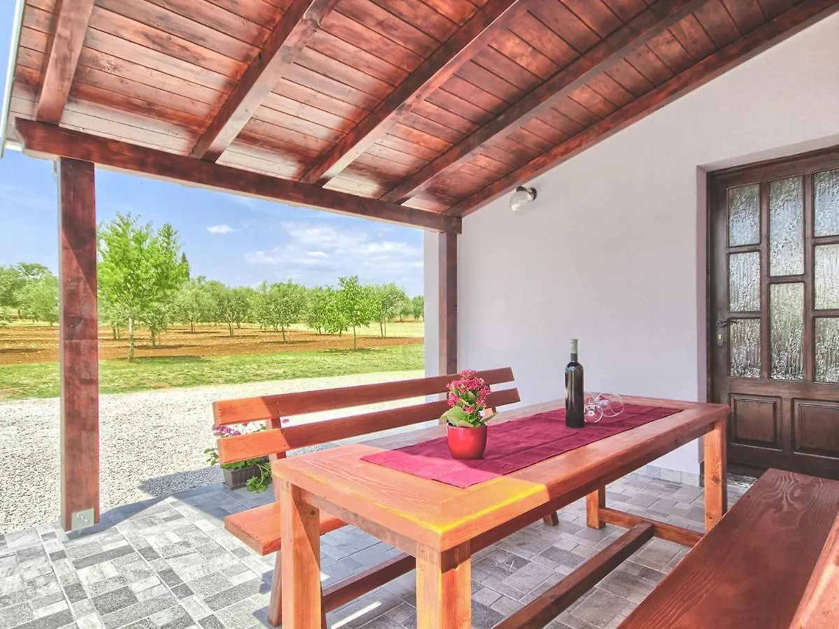 Spacious Holiday Home In Valtura With Garden Liznjan