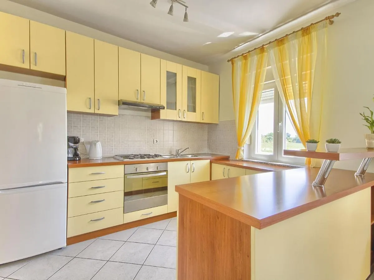 Spacious Holiday Home In Valtura With Garden Liznjan