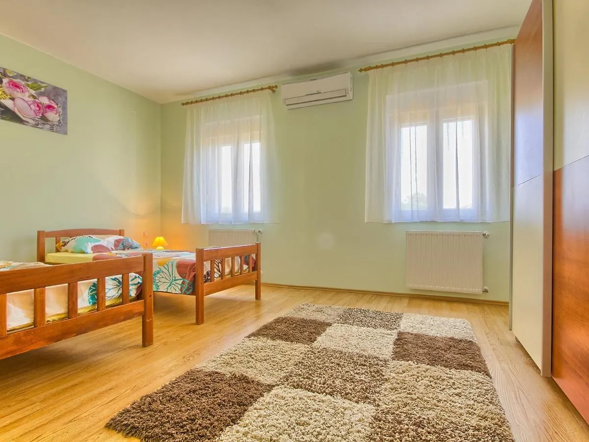 Spacious Holiday Home In Valtura With Garden Liznjan