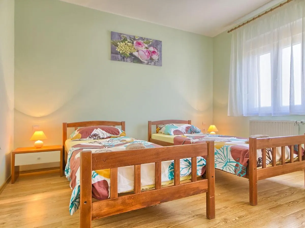 Spacious Holiday Home In Valtura With Garden Liznjan