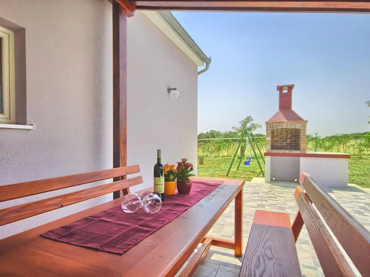 Spacious Holiday Home In Valtura With Garden Liznjan