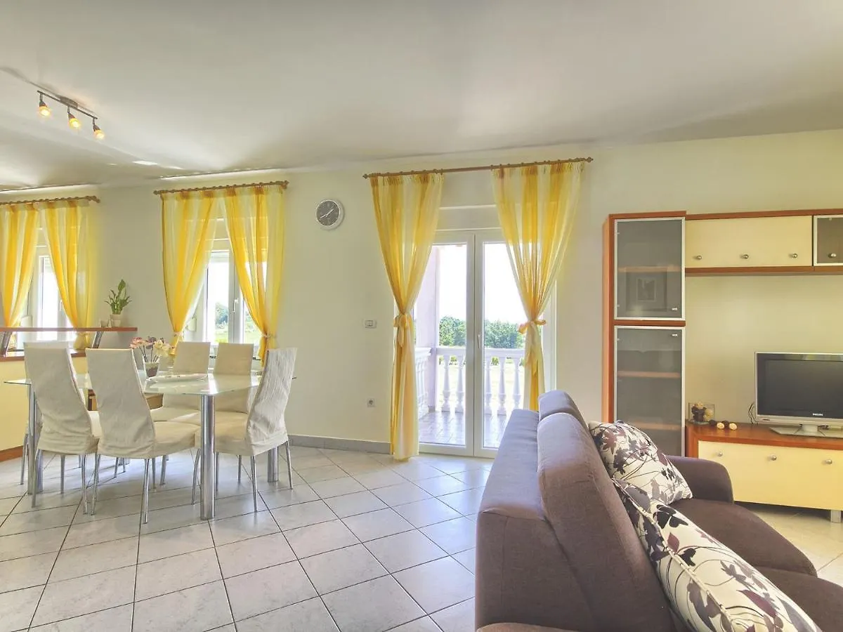 Spacious Holiday Home In Valtura With Garden Liznjan Croatia