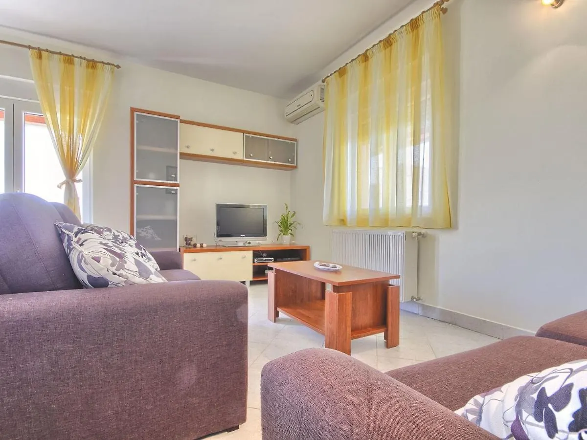 Spacious Holiday Home In Valtura With Garden Liznjan