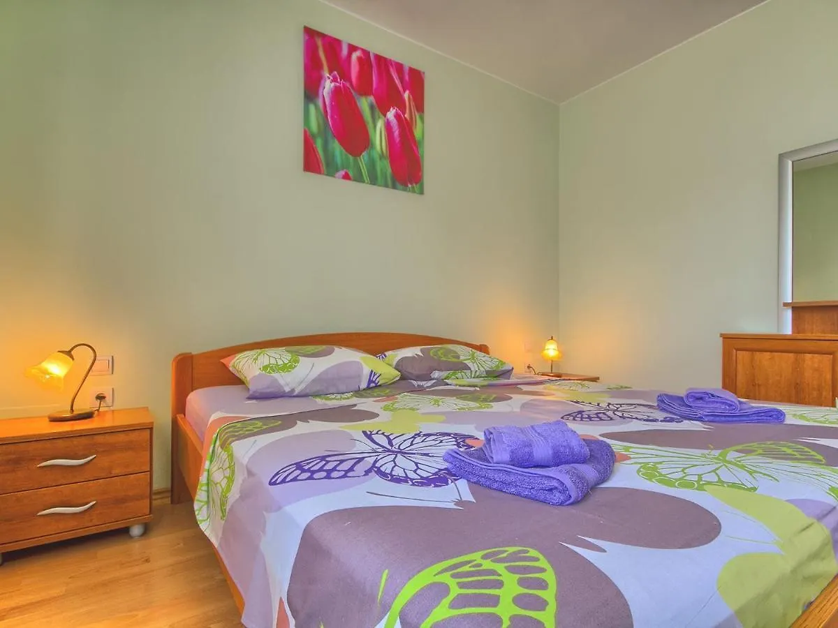 Spacious Holiday Home In Valtura With Garden Liznjan Croatia