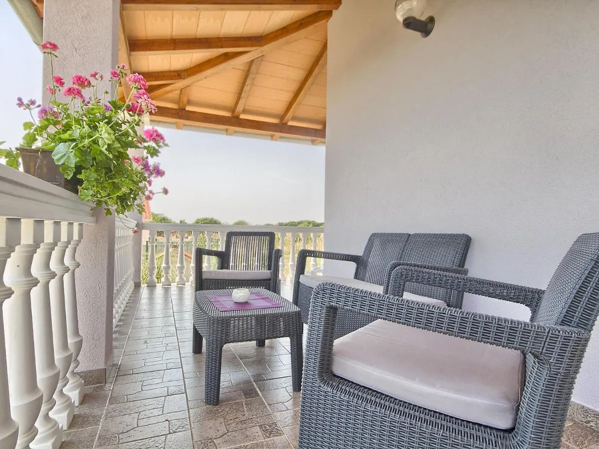 Spacious Holiday Home In Valtura With Garden Liznjan